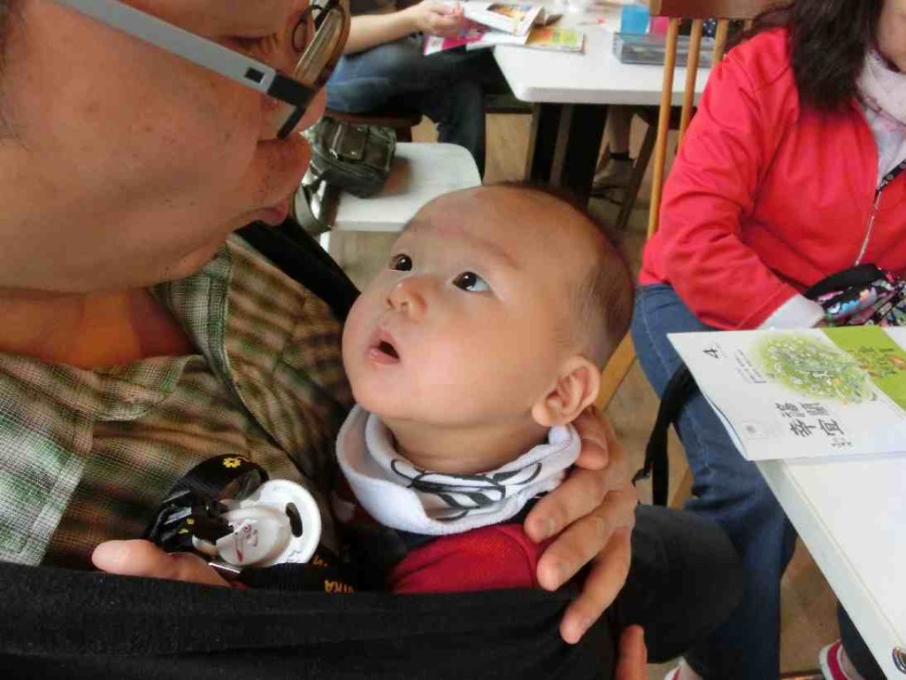 Hmmm... I have never seen daddy with a beak mouth...